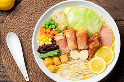 十秒到過(guò)橋米線：靠一碗米線火遍全國(guó)