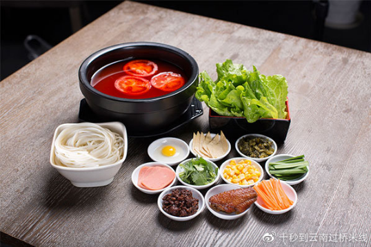 半DIY模式，吃米線也需要儀式感！這樣的過(guò)橋米線怎能不叫